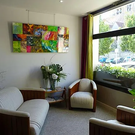 Saint Laurent Otel 3*